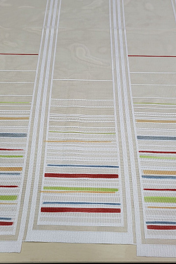Kindervorhang an einem Buntglasfenster – Jacquard mit bunten Streifen