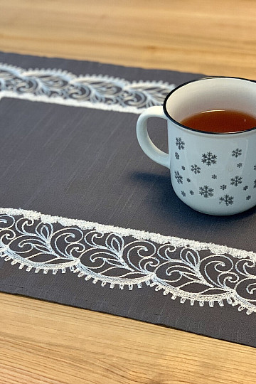 Bestickte Tischdecke grau