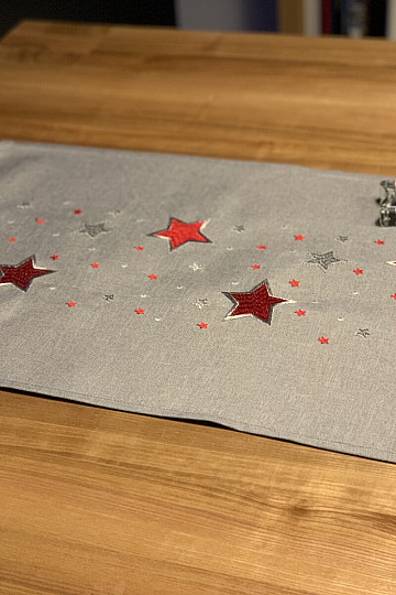Bestickte Weihnachtstischdecke grau mit roten Schneeflocken