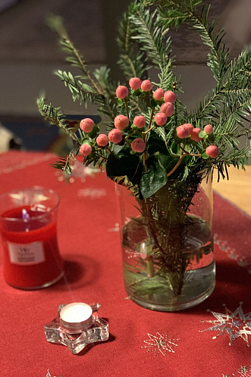 Bestickte Weihnachtstischdecke dunkelrot 1