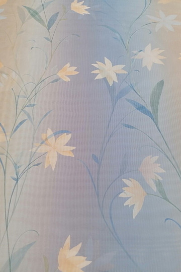 Hellblauer Vorhang mit Blumen