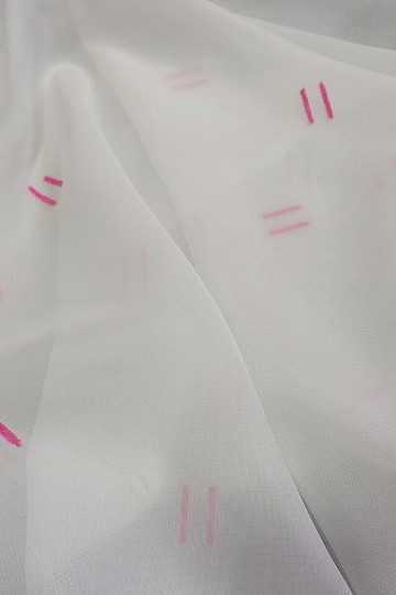 Hellcremefarbener Vorhang mit rosa Ziernähten