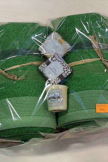 Geschenkset mit Handtüchern in einem in Cellophan verpackten Korbtablett - grün