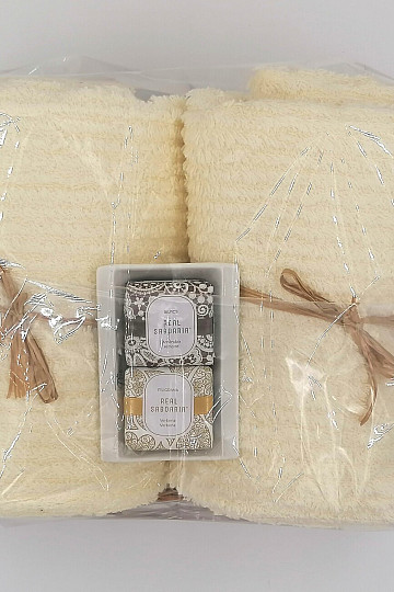 Geschenkset mit Handtüchern in einem in Cellophan verpackten Korbtablett - creme