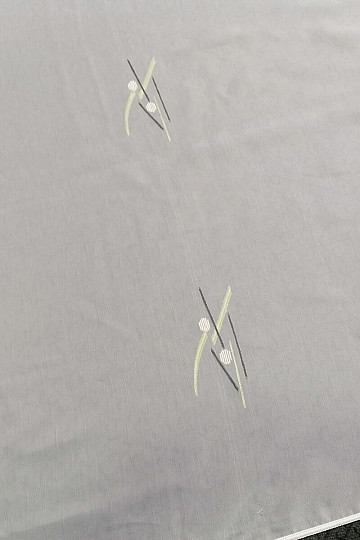 Weißer Voile-Vorhang mit grün-schwarzen Linien