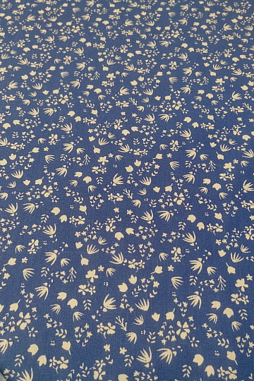 Blauer Baumwollstoff mit Blumen von Gramina