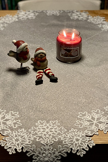 Bestickte Weihnachtstischdecke grau mit Flocken