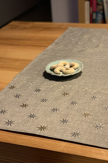 Bestickte grau-beige Weihnachtstischdecke mit Sternen
