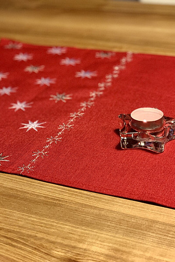 Rot bestickte Weihnachtstischdecke mit Sternen