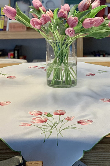Bestickte Tischdecke und ovale bestickte TULPEN