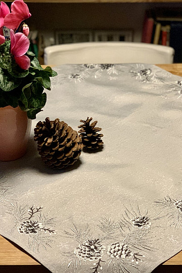 Bestickte Weihnachtstischdecke und Schals KEGELGRAU