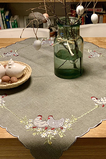 Bestickte Ostertischdecke und Schal HENNE UND BLUMEN grau