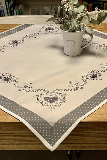 Bestickte Tischdecke und Schal GRAUES HERZ