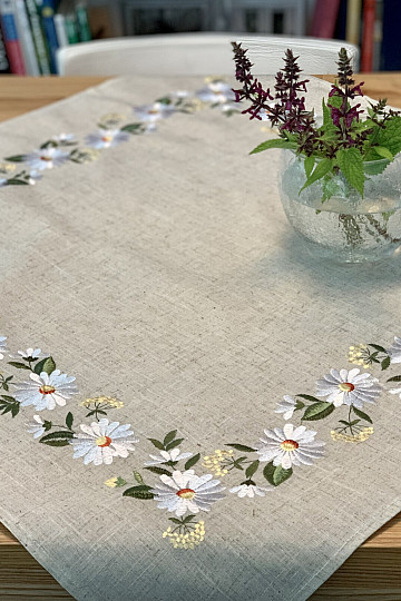 BESTICKTE GÄNSEBLÜMCHEN-Tischdecke