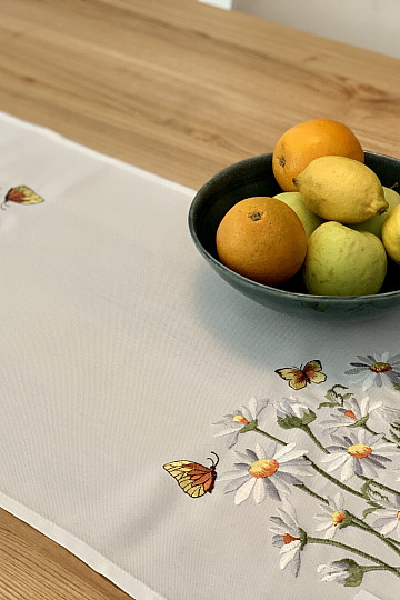 Bestickte Tischdecke und Schal GÄNSEBLÜMCHEN UND SCHMETTERLINGE