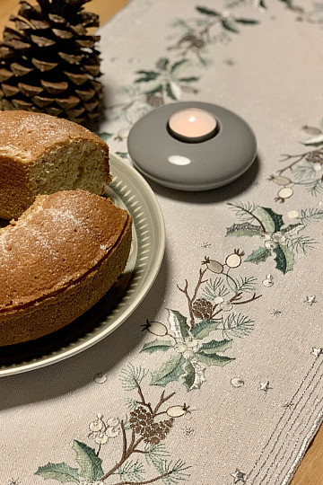 Bestickte Weihnachtstischdecke und Schal NADELN UND KEGEL
