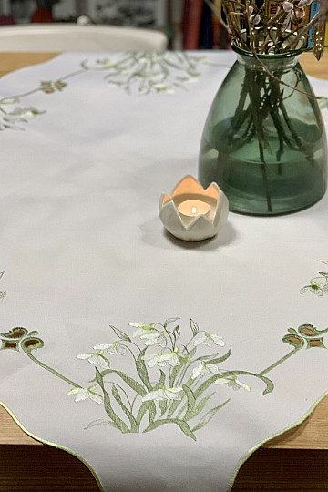 Bestickte Tischdecke und Schal SCHNEEWITTCHEN
