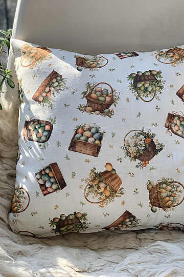 Dekorativer Kissenbezug mit bunten Eiern