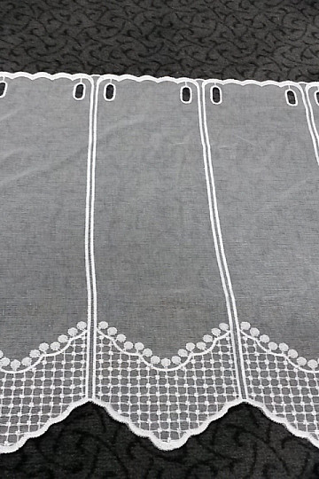 Bestickte Gardine 353
