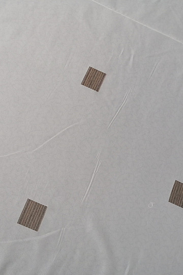 Voile-Vorhang mit braunen Würfeln