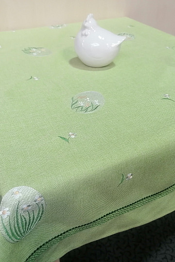 Bestickte Ostertischdecke und Ostereischal
