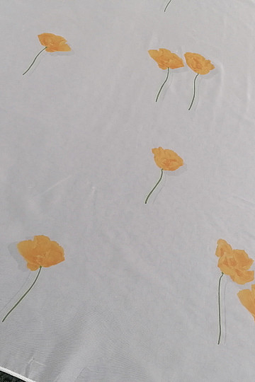 Weißer Schleiervorhang - orangefarbene Mohnblumen