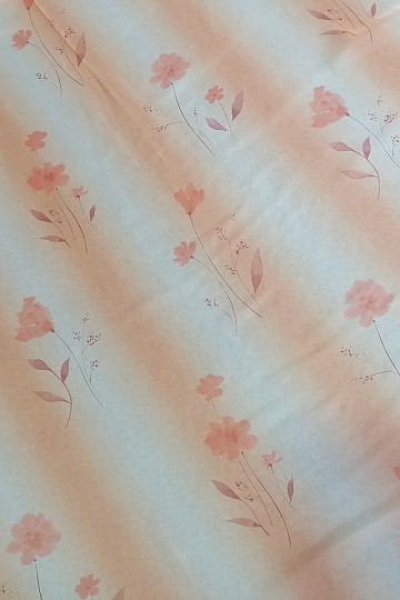 Orangefarbener Vorhang mit Blumen
