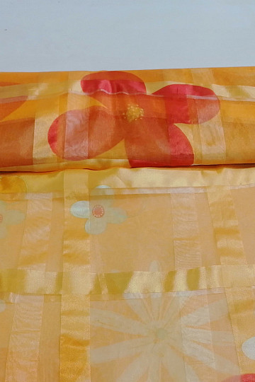 Orangefarbener Vorhang mit Blumen