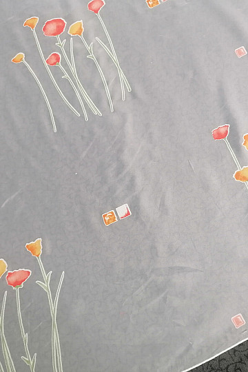 Weißer Schleiervorhang mit Frühlingsblumen