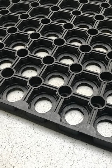 Schwarze Gummimatte