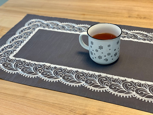 Bestickte Tischdecke grau