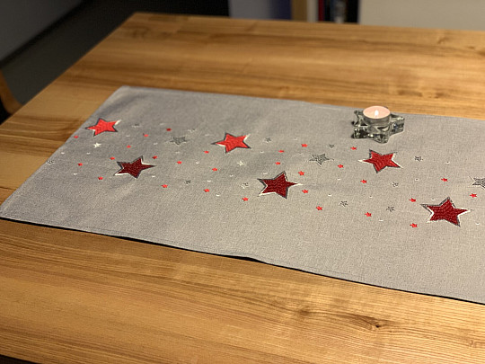 Bestickte Weihnachtstischdecke grau mit roten Schneeflocken