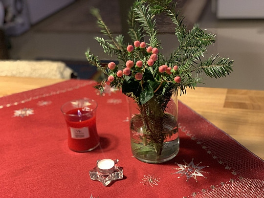 Bestickte Weihnachtstischdecke dunkelrot 1