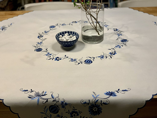 Bestickte Tischdecken ZWIEBELBLAU-WEISS