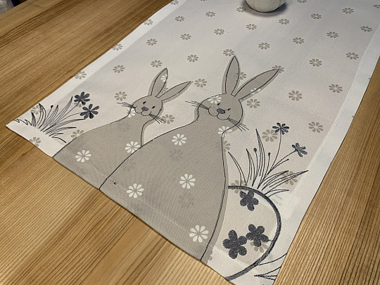 Bestickte Tischdecken und Schals HASE weiß