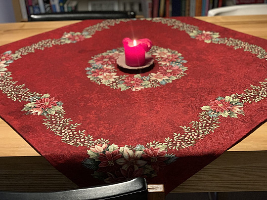 Weihnachts-Tischdecken und Schals, WEIHNACHTSROSEN – ROTER Stechpalmenkranz