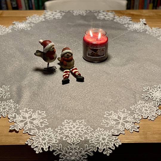Bestickte Weihnachtstischdecke grau mit Flocken