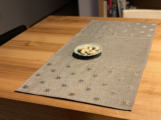 Bestickte grau-beige Weihnachtstischdecke mit Sternen