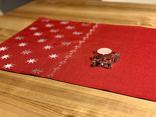 Rot bestickte Weihnachtstischdecke mit Sternen