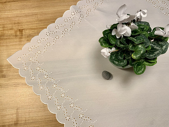 Bestickte Tischdecke und ovale BESTICKTE BLUMEN weiß