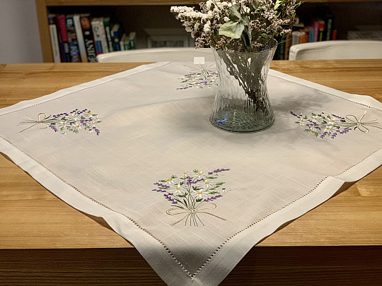 Bestickte Tischdecke und Schal STRAUS GANSEBLUMCHEN