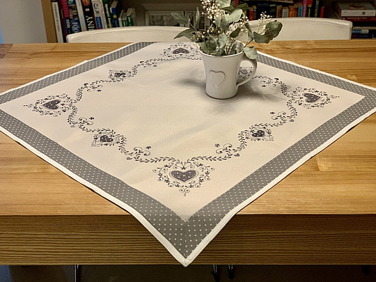 Bestickte Tischdecke und Schal GRAUES HERZ