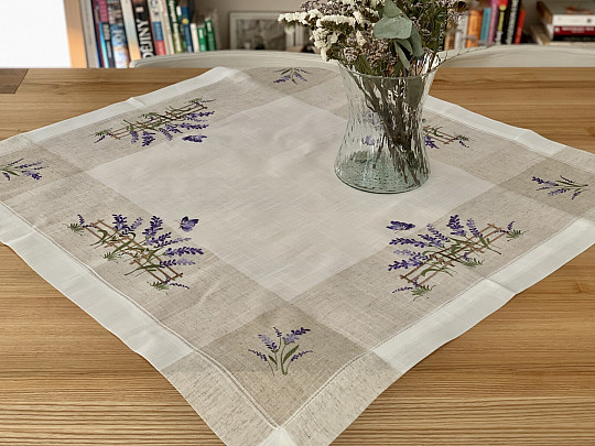 Bestickte Tischdecke und Schal LAVENDER HINTER DEM ZAUN