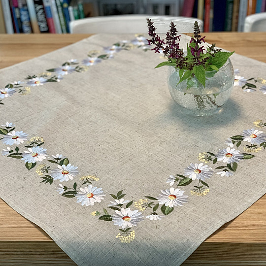 BESTICKTE GÄNSEBLÜMCHEN-Tischdecke