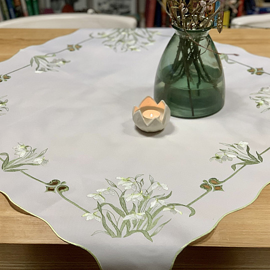 Bestickte Tischdecke und Schal SCHNEEWITTCHEN
