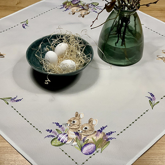 Bestickte Tischdecke OSTERHASE mit Lavendel