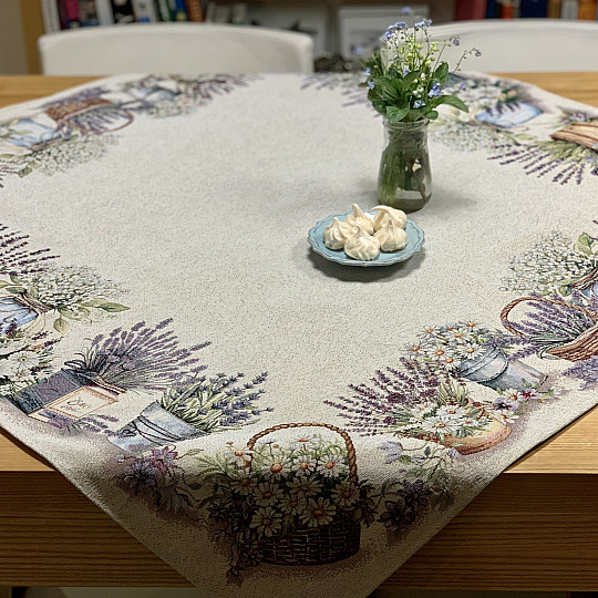 Gobelin-Tischdecke und Schal Schönheit in einem Korb