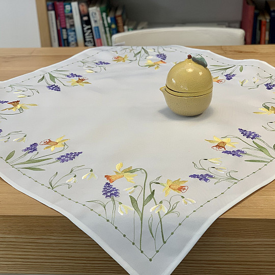 Bestickte Tischdecke und Schal NARCISSIS UND SCHNEEDOCHTOCHTER