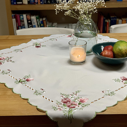 Bestickte Tischdecke und Schal, Tulpenstrauß