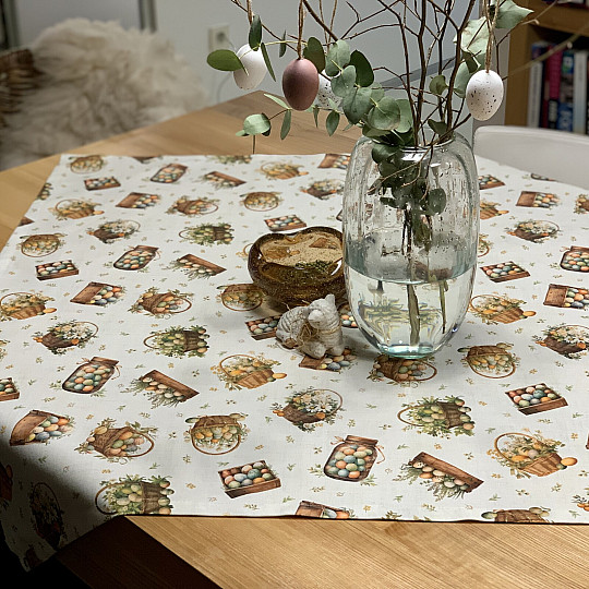 Ostertischdecke und Schal, bunte Eier